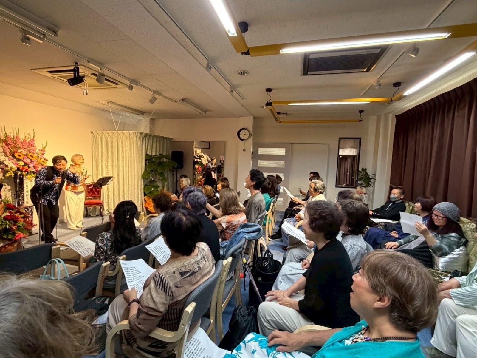 クスチル交流会 サロンでのライブの様子