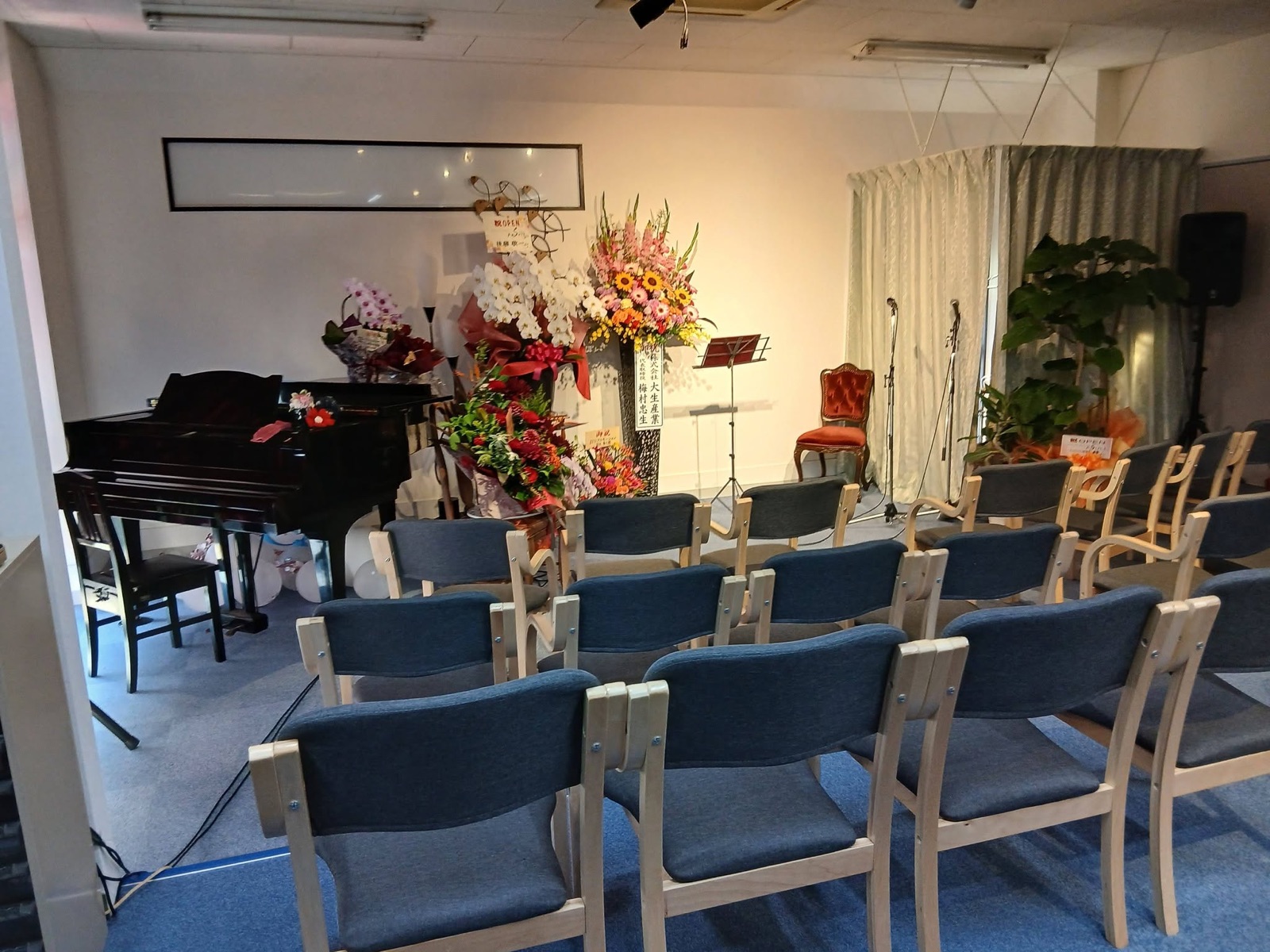 Salon de Merci ステージとグランドピアノ